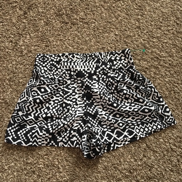 Charlotte Russe Pants - 🖤CHARLOTTE RUSSE black printed shorts🖤